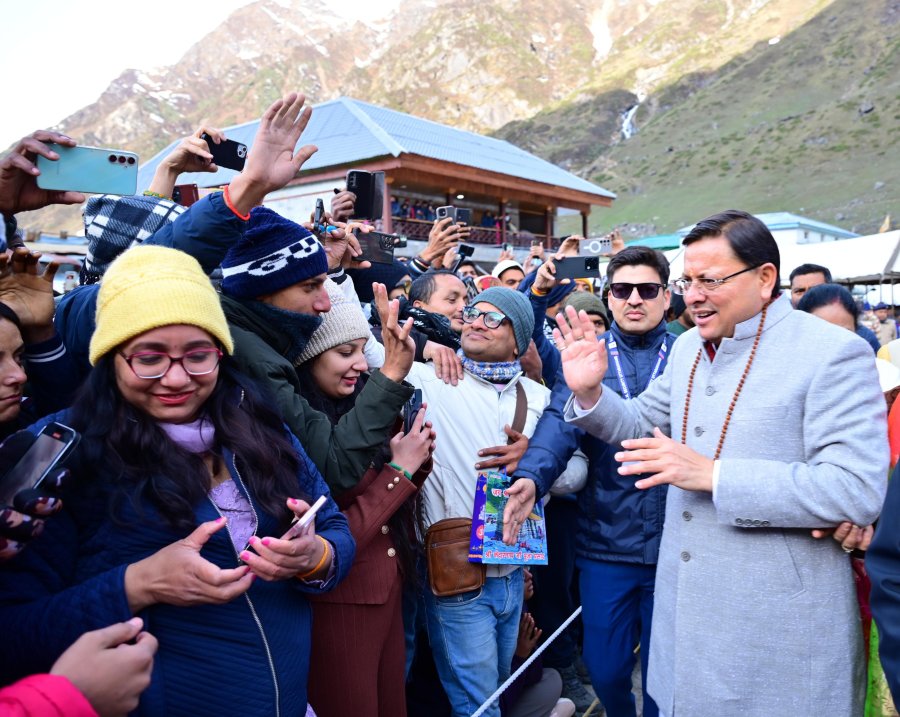 CM Dhami meets tourist amidst Char Dham Yatra